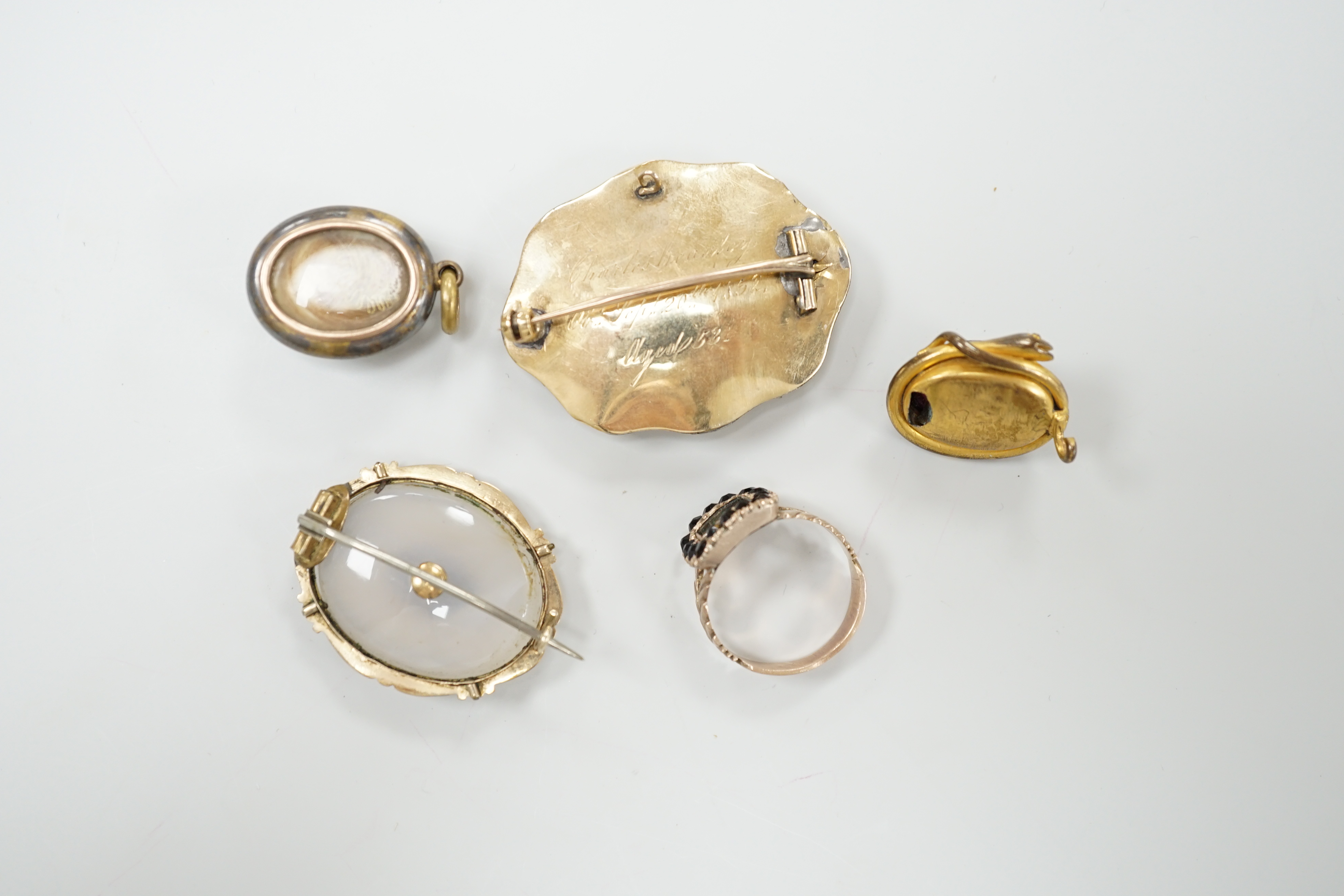 An early Victorian gold and jet ring, lacking central hairwork panel, size O, three assorted brooches and an agate pendant